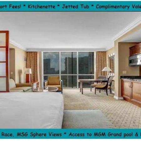 Signature Mgm Suite With Strip And Sphere View Las Vegas Luaran gambar