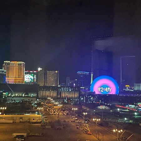 Signature Mgm Suite With Strip And Sphere View Las Vegas Luaran gambar