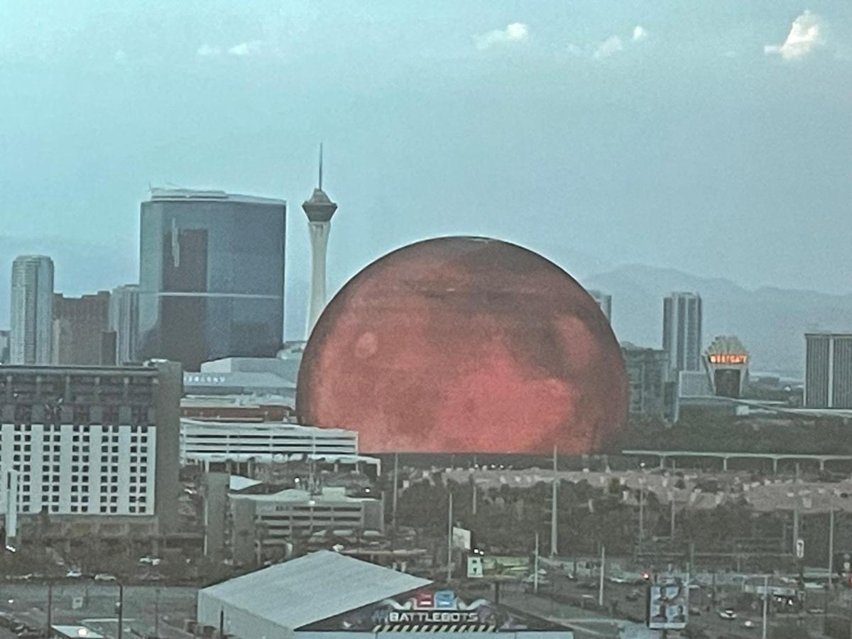 Signature Mgm Suite With Strip And Sphere View Las Vegas Luaran gambar
