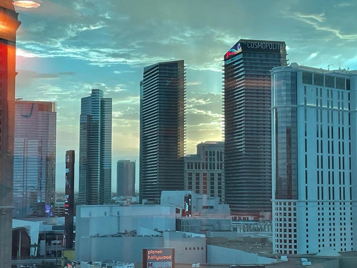 Signature Mgm Suite With Strip And Sphere View Las Vegas Luaran gambar